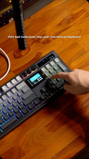 Jebsvibe Tech Review on Instagram: "Kalkulator tapi mechanical keybkard, unik banget! ⚡️ Ini Skyloong GK104 Pro, keyboard full size yang fiturnya lengkap banget, termasuk dua layar, tiga knob, speaker dan switch silent. Cek langsung di @skyloong_official 👍🔥 #techreview #review #keyboard #mechanicalkeyboard"
