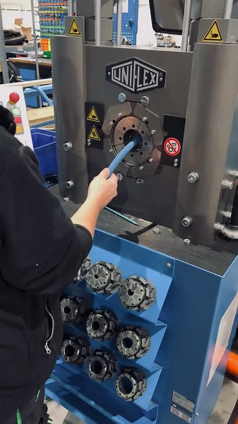 Zakuwarka do węży Uniflex to gwarancja długowieczności i bezawaryjnej pracy. Zakuwarki uniflex produkowane są w Europie i spełniają najwyższe europejskie standardy. Wybierz zakuwarke od producenta z 50 letnim doświdczeniem. Kupując zakuwarkę w naszej firmie zyskujesz dodatkowo darmowe Autorskie szkolenie z obsługi, poprawnego zakuwania i odpowiedniego doboru komponentów do zakuwania zakończone ceryfikatem wystawianym przez Autoryzowanego Dystrybutora. Zapewniamy do 3 lat gwarancji i profesjonaln