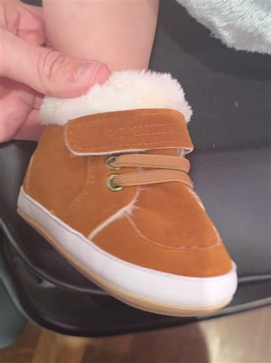 Infant and toddler baby winter boots #baby #babyshoes #babyboots #babyoutfit #babyboy