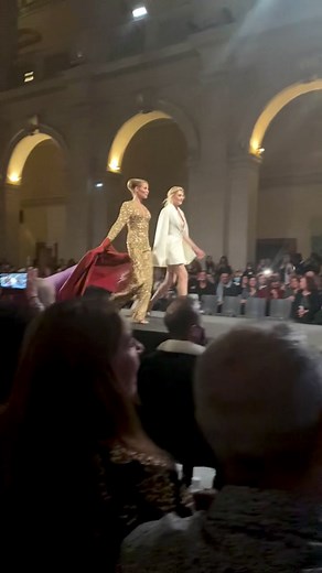 #fashionshow ✨ #catwalk #catwalkmodel #poduim #mannequin #defiledemode #modelefrance #mannequinfrance #mode #hautecouture #mannequinfemme #fashionweek #fashionwork #catwalkfashion