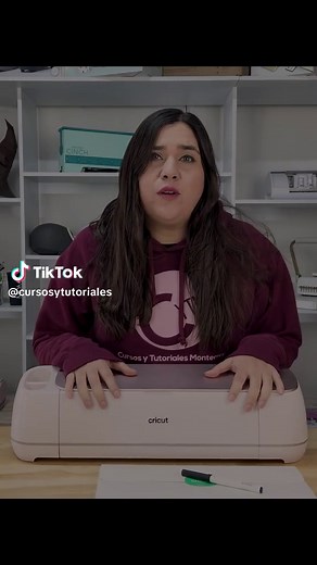 ¿Te acaba de llegar tu Cricut y no sabes por dónde empezar? 😣💔 (para app de escritorio 💻). Tranquila, aquí te enseño PASO A PASO todo lo que necesitas hacer desde que abres la caja❤️🩹 : ✨ Cómo descargar Cricut Design Space ✨ Crear tu cuenta (¡ojo con el correo que uses!) ✨ Conectar tu máquina por USB o Bluetooth ✨ Hacer tu primer corte de prueba 🎯 Este vídeo es para ti si acabas de comprar tu Cricut y quieres empezar sin miedo y sin confusiones. ☝️👩🎓 Te explico todo con paciencia, como si