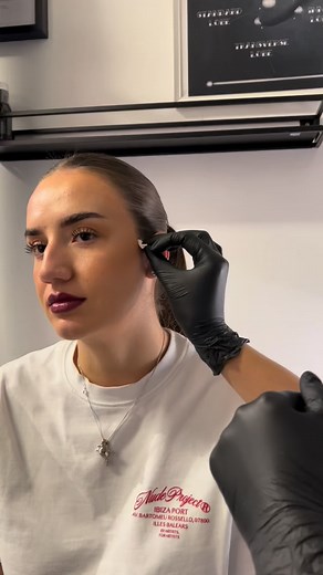 ✨ Surface piercing — šperk, který přitahuje pohledy! ✨ Tento typ piercingu se nachází na povrchu kůže, nikoli v průchozím vpichu jako klasické piercingy. Právě proto vypadá tak originálně a výrazně 💎 Nejčastěji se surface piercing dělá na klíčních kostech, krku, zápěstí nebo v oblasti beder – tam, kde šperk krásně zvýrazní linie těla. 💫 Nej důležitější je profesionální aplikace a správná péče! Naši pierceři pracují pouze se sterilními nástroji a vyberou šperk, který ti bude dokonale sedět. 📍 