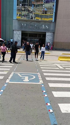 Paso peatonal accesible y seguridad en Centro Comercial Gran Bazar