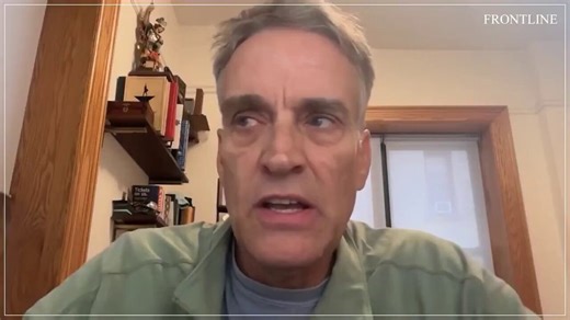 🚨俄乌战争4年间乌克兰军事能力脱胎换骨，视频是乌克兰首次向世界开放的乌克兰自研的“全境同步” Delta（三角洲） 态势感知系统前线指挥中心--俄乌战争才是真正的科技应用能力的较量📌这段采访来自美国公共广播电视公司（PBS）的深度调查节目 《前线》（Frontline）。Tom Perkins，他是美国风险投资巨头凯鹏华盈（KPCB）的联合创始人之一。他在视频中描述了自己在乌克兰的见闻，谈到了乌克兰现代化的军事指挥系统。视频文字版：乌克兰指挥与控制中心“当时我正带着我的团队，我们有一个完整的摄制组，我们被带到了其中一个‘黑点（秘密基地）’。我想那是 13 个指挥与控制中心之一。那里并不危险，我们距离前线大约有 30 或 40 英里。但他们让我们坐在一个全黑的完全封闭的货车里，然后带我们去了那个地方。当你走进去时，那里看起来就像纽约机场的 10 倍大。大约有 100 英尺长的 LED 显示屏，上面显示着实时统计数据：又一辆摩托车（被毁）伤亡人数对方是北朝鲜人还是俄罗斯人？他是否携带了卡拉什尼科夫步枪？坦克的情况等等……那里还有每一次击杀的实时视频。所以，整个国家是完全同步的。这个机构