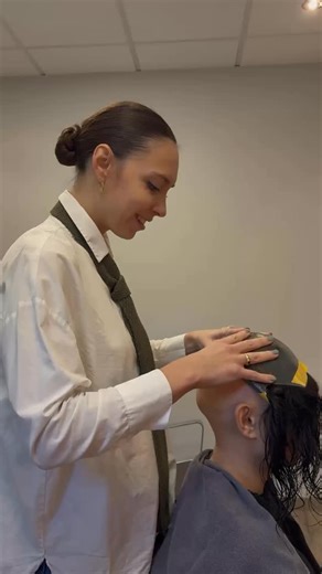 Venez découvrir à l’institut la dermofusion tête entière. Collée entièrement, ou à l’aide d’adhésifs venez retrouver le plaisir de vous coiffer et de ressentir la douceur du cheveu naturel. Renseignements au 0241889199 ou en mp #dermofusion #pelade #chutecheveux #cheveu #naturel #solution | Anagene-ateliercapillaire