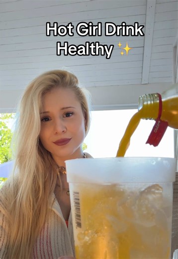 Dazwischen wird auch mal was Gesundes gefezzt 🌻 #hotgirldrink #gesund #curcuma