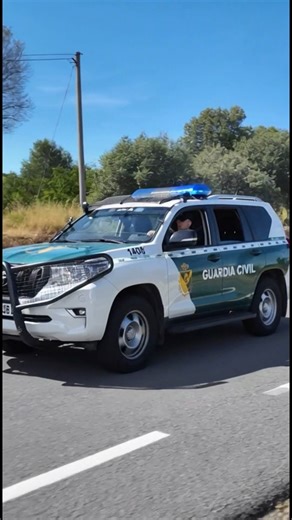 🚓 Toyota Land Cruiser Prado (serie 150) – Guardia Civil de Tráfico 🛻 Qué es el Land Cruiser Prado 150 El Toyota Land Cruiser Prado serie 150 es un todoterreno 4×4 de tamaño medio/grande con bastidor de acero rígido, tracción total permanente y sistema de reductora para conducción off-road. Es parte de la cuarta generación del Prado (J150), producido desde 2009 en adelante y actualizado periódicamente con motores más eficientes y tecnología moderna. Esta versión destaca por su capacidad todoter