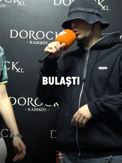 Bulaştı ele kir, 4-7-1! Mikrofonumuzda bu kez Ruhlar ile Öge471 vardı. Öge'yi Fonetik mikrofonuyla ilk görüşünüz değildi. Bu kez de beğendiğinize şüphe yok. 🧡🎤