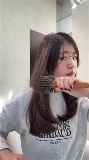 ロールブラシを使ったスタイリング方法🪄 how to styling💭 #レイヤーカット#レイヤースタイリング#ロールブラシ#スタイリング方法 太めのコテを持っていなくてもストレートアイロンとブラシでふわっと大きめのワンカールができます◎ 慣れるととっても簡単なのでぜひやってみて下さい✨ ダメージレス、艶カラーにしたい方はサロン独自のトリートメントを配合した アミットケアカラー（＋1760円）がオススメです！ ▫️ワンカールでかわいい柔らかい質感のレイヤーカット ▫️透明感、艶、色もち抜群のグレージュ 結んだ時もかわいいお顔まわりカット人気です✨ 《price》 cut ¥8250 cut＋color ¥19910〜 cut＋treatment ¥15950〜 cut＋color＋treatment ¥27610〜 cut＋straight perm ¥28050〜 cut＋color＋straight perm ¥39710〜 学生割引 10%off ホットペッパーからのご予約で 平日限定、初回割引最大30%off🙌🏻 私の限定クーポンもございます✨ 私のこだわりのカットとカ