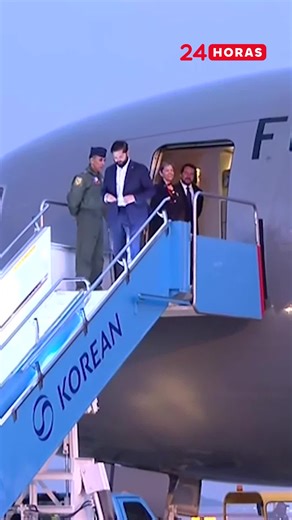 ⭕️ #Ahora24H | Luego de 28 horas, finalmente el Presidente Gabriel Boric aterrizó en el aeropuerto internacional de Seúl, en Corea del Sur, para encabezar la firma de memorandos de entendimiento (MoU) ProChile, Invest Chile y la Asociación de Comercio Internacional de Corea.