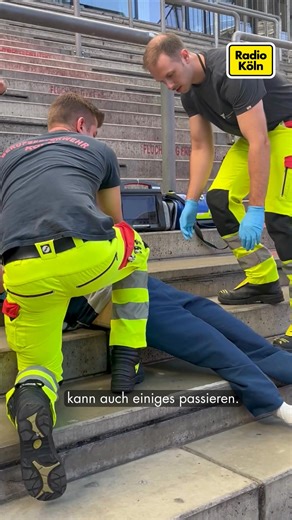 🚑💥 Train as you fight! Im RheinEnergieSTADION trainierten rund 100 angehende Notfallsanitäterinnen und Sanitäter von Johannitern und der Berufsfeuerwehr den Ernstfall - von Herzinfarkt bis Pyrotechnik-Unfall. Danke an alle, die diese Arbeit machen! 🙌❤️ | Radio Köln