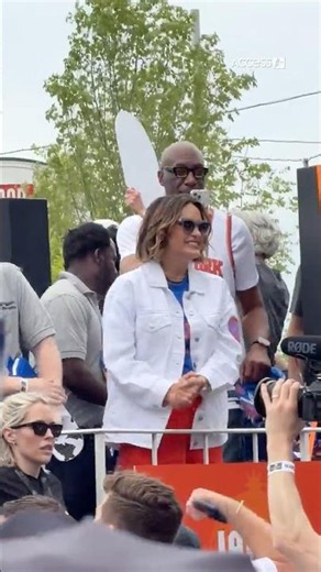 Mariska Hargitay and Tracy Morgan Sing ‘Empire State Of Mind’ On Jalen Brunson’s Parade Float