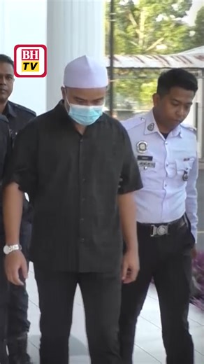 Pekerja pemasaran bengkel kenderaan didakwa di Mahkamah Majistret di Kulim, hari ini, atas pertuduhan memandu secara melulu sehingga menyebabkan kematian seorang bapa dan dua anak kecilnya dalam kejadian pada 18 Januari lalu. Berita penuh: https://www.bharian.com.my/berita/nasional/2026/01/1501521/pekerja-pemasaran-didakwa-sebabkan-kematian-tiga-beranak | Berita Harian Online