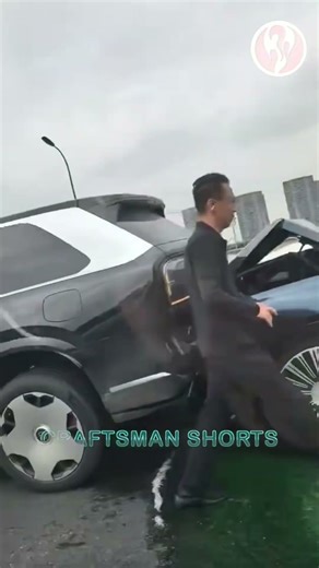 SUV | Several large SUVs collided.