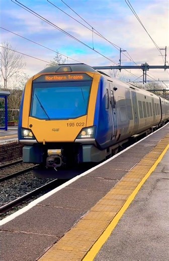Northern Train Passing Through Patricroft, Greater Manchester #shorts