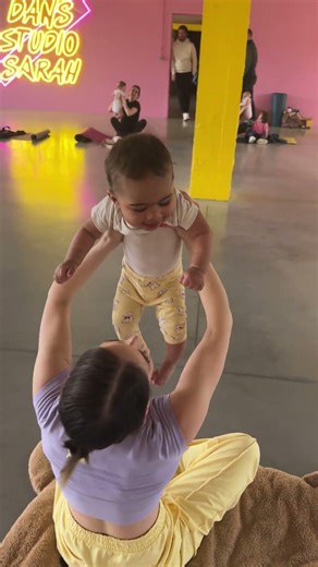 IN LOVE🫣❤️ #mom #baby #funny #babyboy #dance #pregnant #momlife #cute #babylove #shorts