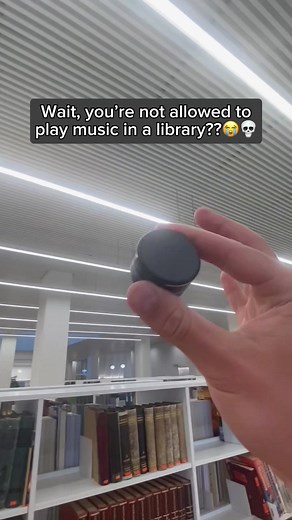 Пранк со спикером в библиотеке