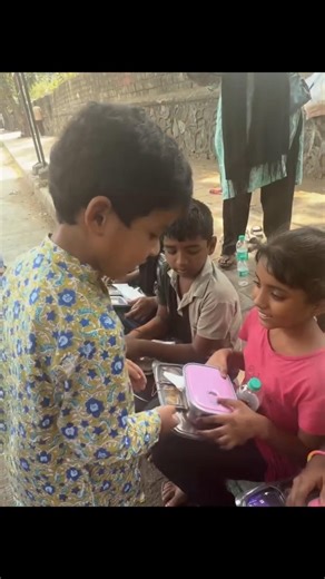 GOLLA NE SABKO BAHUT HI PYAR SE GIFT DIYA 😊😊#bhartisingh #shorts