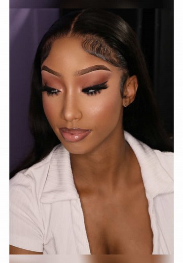 Makeup Tips: Achieve Glossy Lips Like a Pro