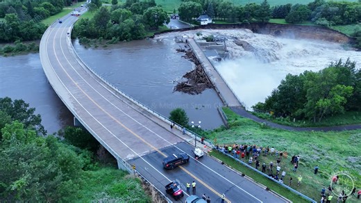 🚨😱 Devastating footage of the Dam breach at Rapidan Dam Park in #Minnesota 😱🚨 The water is flowing rapidly, threatening the homes near Blue Earth River. The situation is dire and expected to worsen as the dam breach is uncontrollable. 🌊 Please stay safe and be aware of potential flooding downstream if the dam fully breaks. Let's keep those affected in our thoughts during this challenging time. #RapidanDam #Emergency #StaySafe 💔#MNwx Contact Curtislergner@gmail.com for licensing. | Chicago 
