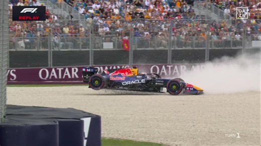 Max Verstappen y su inicio de pesadilla en el GP de Australia de F1: fuera de la clasificación y mirándose con preocupación la mano por el dolor | DAZN News ES