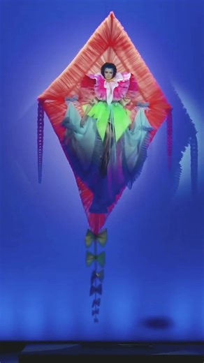 They literally FLEW a model down the runway 🪁✨ Viktor & Rolf #viktorandrolf #Fashion #foryoupagе #runway