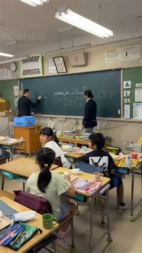 イスラム教の挨拶でなくアラビア語の挨拶です。今後も石油など資源確保の為に日本はアラビア語圏の国々との付き合いは重要です。その為にアラビア語の挨拶ぐらい子どもを頃からかじって何が悪い？？この子どもたちが将来本格的にアラビア語を学んでアラビア語圏の国は国々相手に交渉する仕事するかも？
