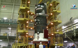 进步MS-12货运飞船与过渡舱连接