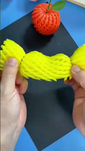 Make small apple handicrafts with the fruit net. You can use the fruit net at home to make it. C