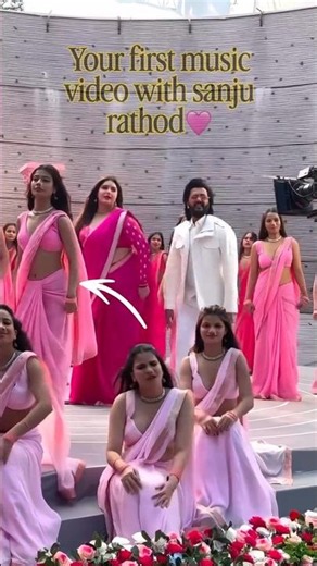 A little pink, a lot of pyaar,‪@tseries‬ #sareesong ‪@SaregamaMusic‬ #dhamaal4 #riteshd #anjali