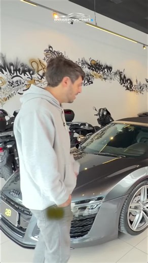 Audi R8 V10: Um clássico que pode valorizar. Não é para qualquer um. #AudiR8 #Supercarro #CarrosDeLuxo #InvestimentoAutomotivo