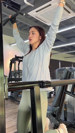 Strong, sculpted, and confident — that’s the goal. 💪✨ One of the key exercises we include in Charlie Dizon’s training program is the Assisted Pull-Ups — and for good reason. This movement is one of the most powerful upper-body builders for women. It targets the back, shoulders, arms, and core, helping create that elegant toned back, defined arms, and confident posture that many women want. Here’s why Assisted Pull-Ups are a must in Charlie’s program: • Builds a beautifully sculpted back – Creat