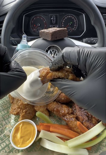 Trying wingstop for the second time 🔥🍗 #mukbang #asmr #canadaeats #food #Foodie moe eats #yummy #cheese #chicken #wings #usafoodie @Wingstop