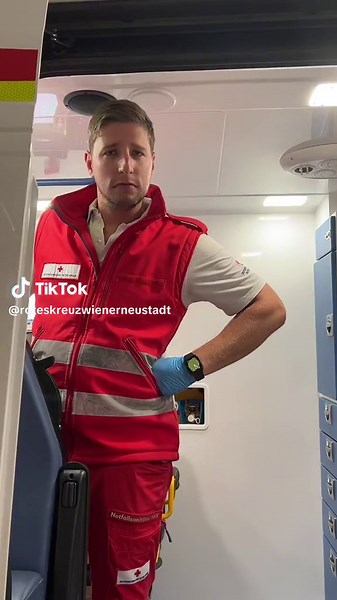 Do you know the muffin men❓ Wenn ihr es wisst, sagt uns bescheid, wir haben nämlich keine ahnung 😂 Wir sind natürlich bei jedem Tik Tok Trend dabei 🚑💨😂 #themuffinman #muffin #men #trend #fypシ #balulicht #rettungsdienst #roteskreuzösterreich #roteskreuzösterreich #roteskreuz #wienerneustadt #viral