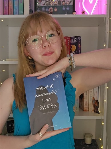 Hat da wer gesagt wir mischen #outerbanks mit den #boysoftommen Büchern Binding/ Keeping 13 & Taming 7?? I'M HERE FOR IT 🙂‍↕️ Diese Banger Kombination findet ihr in meinem Roman #BETWEENFRIENDSHIPANDLOVE, der überall online erhältlich ist 🤞🏻 Alles weiteren Infos hier 👇🏽 ♡Klappentext♡ Unprocessed past trauma and feelings that haven't been there before ... what happened to the once easy beach life? Summer vibes, beach life, hanging out with friends all the time - that's how Kayla's life used 