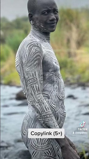 Suri tribe body painting #africa #surmasurma #ethiopia #viralshorts #travelvideo #omovalley #reels
