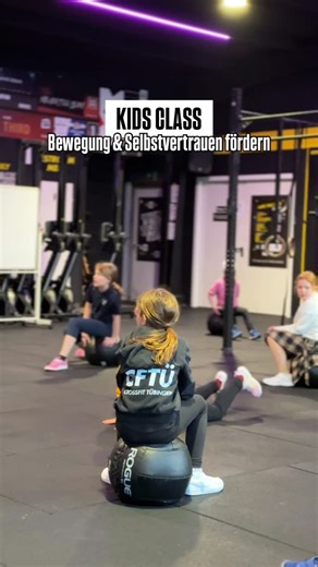 CrossFit Tübingen on Instagram: "Kinder und Gewichte? Das ist doch gefährlich! Diese oder ähnliche Aussagen haben wir alle bestimmt schon mal im Freundes- oder Bekanntenkreis gehört. Fakt ist jedoch, dass Inaktivität gefährlich ist, und nicht Bewegung. Deshalb lernen unsere Kids in einer sicheren und motivierenden Umgebung Bewegungsformen aus dem Crossfit und aus anderen Sportrichtungen. Spiel, Spaß, Teamgeist und Selbstvertrauen stehen hier an oberster Stelle. So machen wir unsere Kinder stark