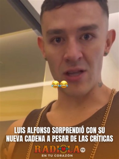Luis Alfonso sorprendió con su nueva cadena a pesar de las críticas El cantante de música popular no desaprovecha la oportunidad para hacer reir a su esposa y esta vez respondió a las criticas por sus cadenas usando un bolso de su pareja • • • #LuisAlfonso #luisalfonsofans #luisalfonsocolombia #musicapopular #musicapopularcolombiana #musicapopularcolombia #MusicaDeCantina #radiolatv