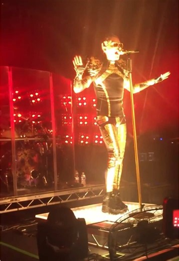 ⋆.˚ :: Bill Kaulitz singing “Darkside Of The Sun” 2015 concert.✦ any moots? ˚. #tokiohotel #tokiohotel2015 #darksideofthesuntokiohotel #tokiohotelconcert #feelitalltokiohotel