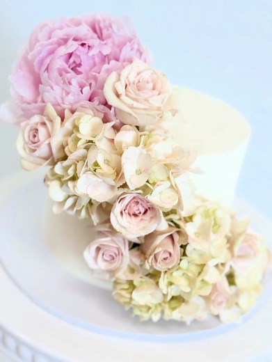 Simple 6” cake for an intimate wedding for the bride and groom to cut and cupcakes to serve the guests. The gorgeous flowers speaks for themselves #ciciscupcakery #weddingcakes #simplewedding | Cici's Cupcakery