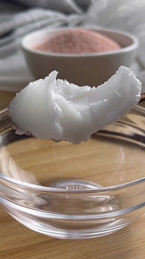 ✨Use this simple diy scrub to deep clean the scalp by lifting away dandruff, removing product build-up, and other impurities that can prevent hair growth. Pink Sea Salt Scalp Scrub Recipe: - 2 tbsp Unrefined Coconut oil - 2 tbsp Pink Sea Salt - 1.5 tbsp Raw Honey (optional) - 1-2 drops Tea Tree oil ➡️ Can be used 1 to 4x a month for healthy, clean scalp. Depends on hair type. Follow up with shampoo and conditioner. A good moisturizer is also a good idea if you tend to have dry hair. For sensitiv