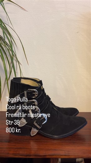 Stand.dk • Secondhandshop i Esbjerg on Instagram: "Mangler du et par cool boots.?!🖤 #Secondhand #tøjsalg #clothesforsale #recycle #esbjerg shopping preloved prelovedfashion genbrug"