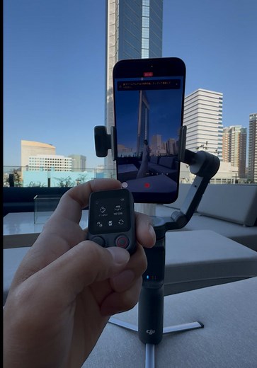 DJI Osmo Mobile 8P @DJI JAPAN @DJI Osmo ▪️着脱式リモコン 「Osmo FrameTap」の搭載本体からタッチスクリーン付きのリモコンを取り外すことができ、最大10m離れた場所からでもスマホの画面をミラーリングして構図を確認したり、ジンバルを遠隔操作したりできます ▪️ ActiveTrack 8.0 と拡張された追従性最新のAIトラッキング「ActiveTrack 8.0」を搭載し、混雑した人混みなど複雑な環境でも被写体を正確に捉え続ける ▪️ 「OM多機能モジュール 2」によるネイティブ追従付属・別売の多機能モジュールが「2」へと進化。スマホの標準カメラやSNSなどのサードパーティ製アプリでも、DJIアプリを介さず人・動物・乗り物などの高度なトラッキングが可能です。また、調整可能なフィルライト（補助光）も統合 ▪️ Apple DockKit へのネイティブ対応iPhoneユーザーであれば、多機能モジュールを使わなくても、iPhoneのNFCエリアにタップするだけで簡単に接続し、iOS標準のトラッキング機能を利用できる DJI Osmo Mo