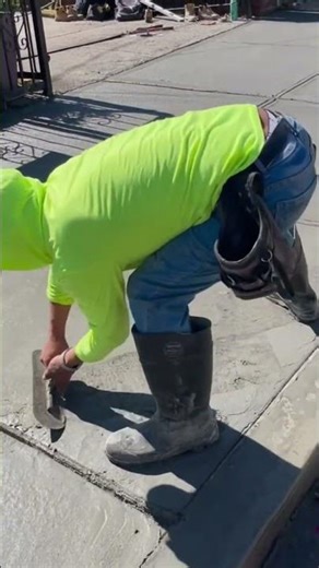 the process of making concrete blocks using molds #djakumahapa #woodworking