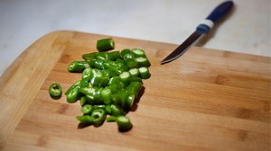 How To Cut Serrano Peppers In 4 Quick And Easy Steps