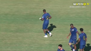 Cabo Verde empatou a três bolas fora de casa com a Líbia e fica com um pé e meio do Mundial, deixando a decisão para a última jornada, em casa. Cabo Verde lidera o grupo D com 20 pontos, os Camarões estão em segundo com 18, e a Líbia em terceiro com 15. Segue-se Angola com 11 pontos, Maurícia com 5 e Essuatíni com 3. Veja abaixo o golo que deixou mal na fotografia o guarda-redes da Líbia | Sport Jogos