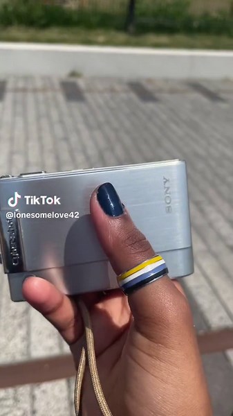 Exploring Vintage Sony Cybershot Carl Zeiss Camera | Pullman Chicago