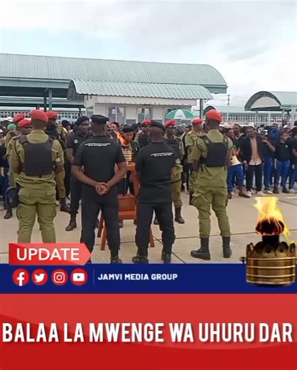 Mkuu wa mkoa wa Dar es saalam Mh. Albart Chalamila kwa niaba ya mkoa wa Dar es saala anapokea mwenge wa uhuru kutoka Mkoa wa Lindi ambapo mwenge wa uhuru utatembelea miradi mbalimbali katika wilaya zote za mkoa wa Dar es saala kukagua miradi mbalimbali ya maendeleo pamoja na kuzindua baadhi ya miradi iliyokamilika.#jamvimediagroup | Jamvi la habari