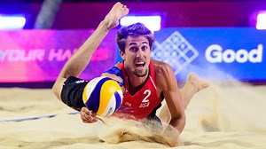 Taylor Crabb & Jake Gibb 🇺🇸 are UNREAL on defense. 🔥 🚨 Jake Gibb's last tournament ever—The 2021 World Tour Finals—will take place from October 6-10 in Sardinia, Italy 🇮🇹. ☀ #BeachVolleyball Updates ➡️ volleyballworld.com 📺 Watch full matches ➡️ https://bit.ly/3gmRq | Beach Volleyball World