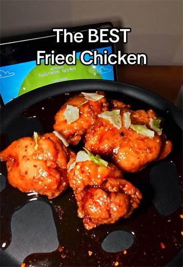 The BEST fried chicken recipe - Honey Garlic, Korean Fried Chicken (KFC) Ingredients • Chicken: 1kg chicken thighs. • Coating: 1 cup cornstarch, 1/2 cup self-raising flour. • Seasoning: salt, black pepper, 1 tbsp garlic powder, 1 tsp ginger powder. • Glaze: 4 tbsp honey, 3 tbsp light soy sauce, 2 tbsp minced garlic, 1 tsp brown sugar, 1 tsp chili flakes. • Oil: Vegetable or canola oil for frying. • Garnish (Optional): Sliced spring onions or toasted sesame seeds. Method 1. Season: Toss chicken w